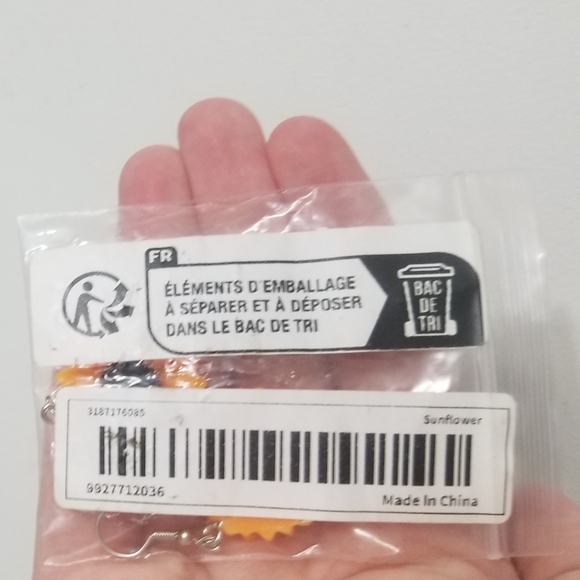 NWT sunflower earrings - Picture 3 of 3